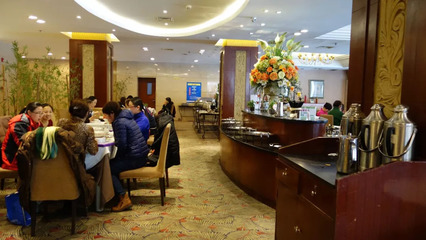 传统四星酒店的午餐体验 与中型餐馆的隐性差距