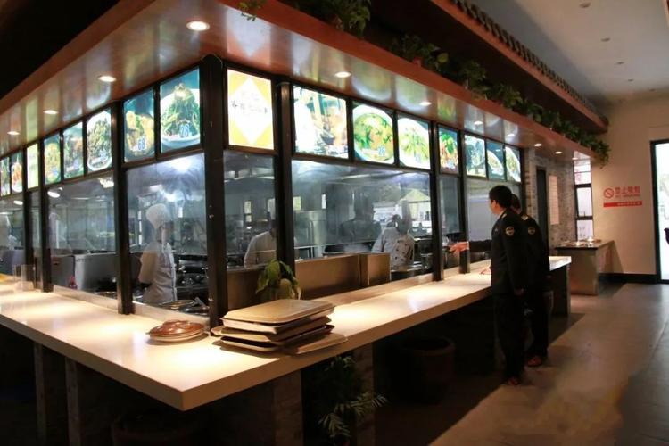 "透明式"厨房在中型餐饮单位,用透明玻璃将后厨与就餐区隔开,建设"